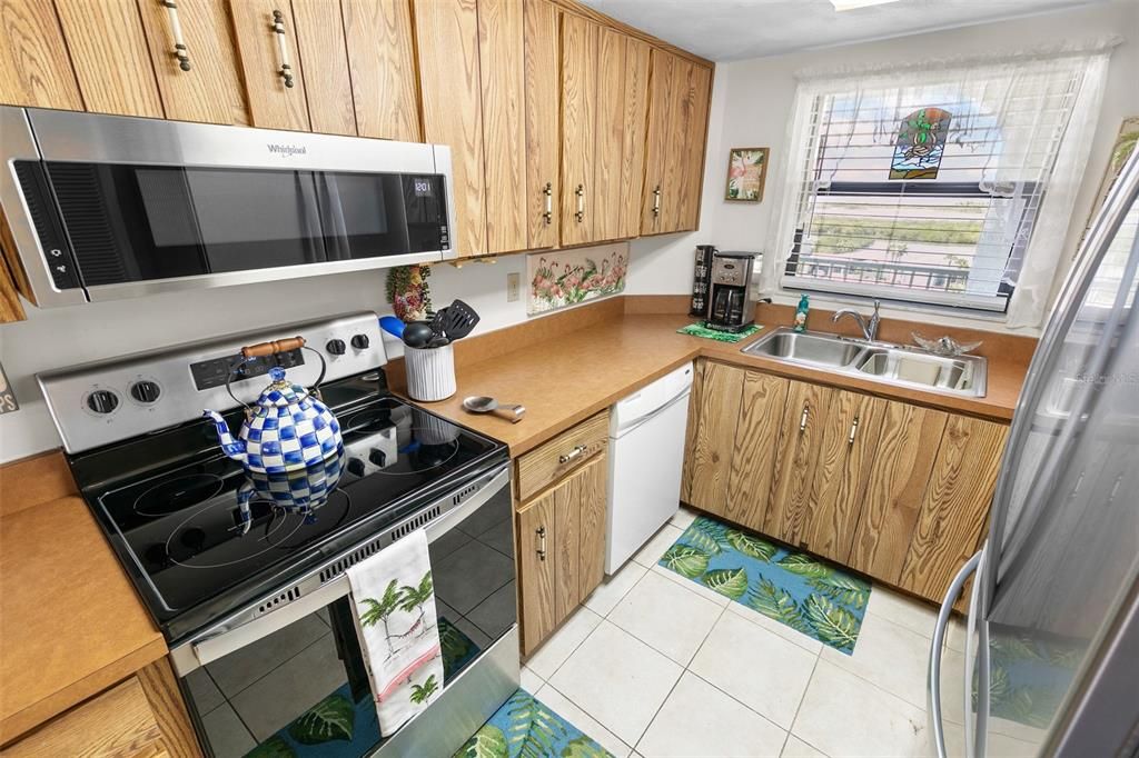 For Sale: $349,900 (2 beds, 2 baths, 1013 Square Feet)