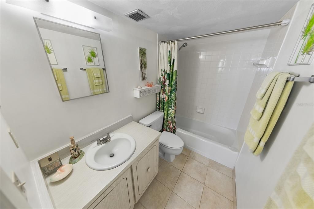 For Sale: $349,900 (2 beds, 2 baths, 1013 Square Feet)