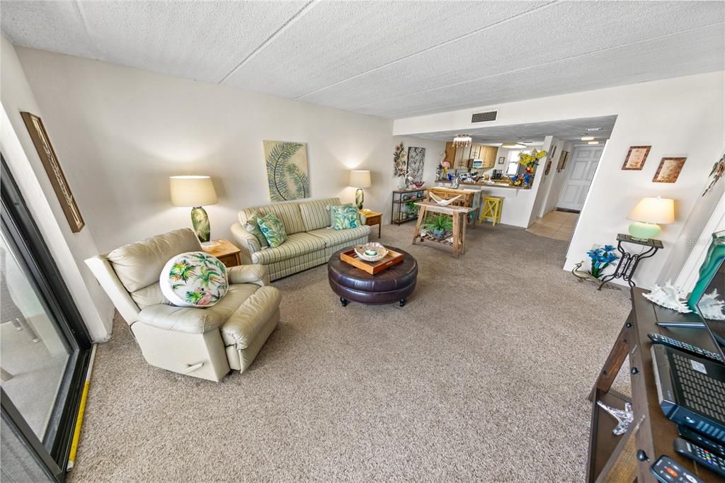 For Sale: $349,900 (2 beds, 2 baths, 1013 Square Feet)