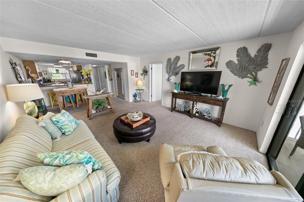 For Sale: $349,900 (2 beds, 2 baths, 1013 Square Feet)