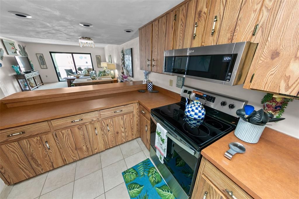 For Sale: $349,900 (2 beds, 2 baths, 1013 Square Feet)