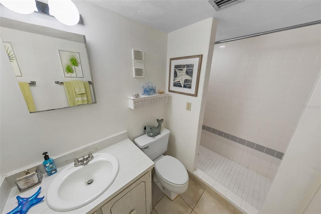 For Sale: $349,900 (2 beds, 2 baths, 1013 Square Feet)