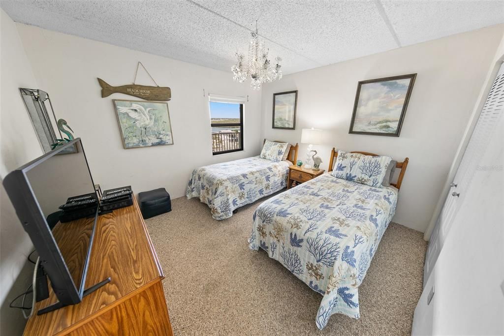 For Sale: $349,900 (2 beds, 2 baths, 1013 Square Feet)