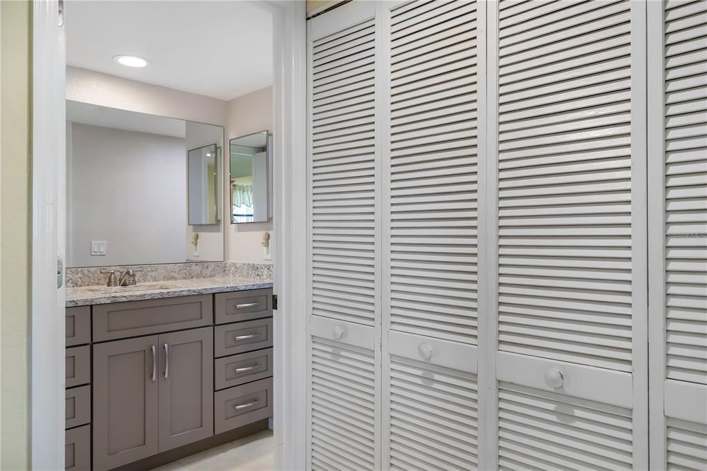 待售: $249,000 (2 贝兹, 1 浴室, 826 平方英尺)