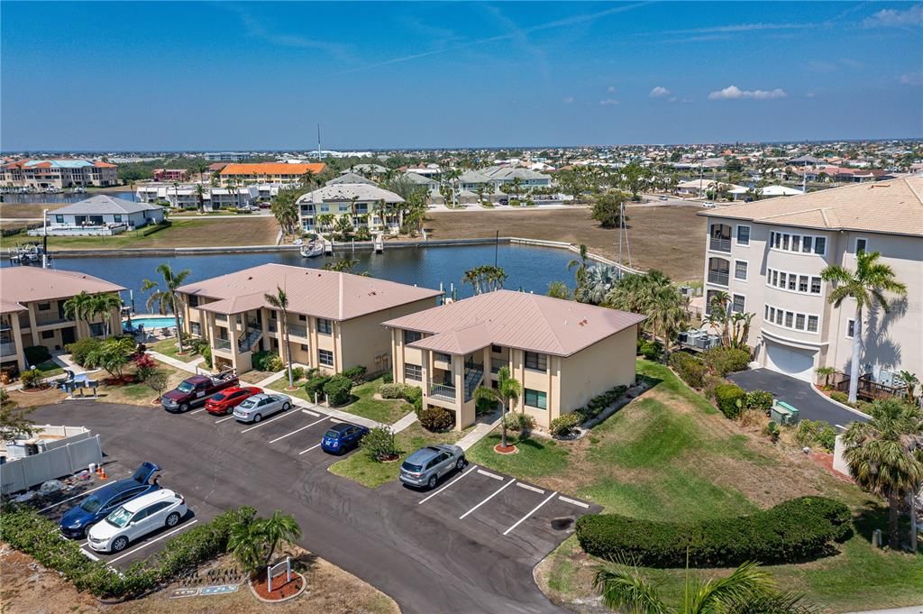 待售: $249,000 (2 贝兹, 1 浴室, 826 平方英尺)