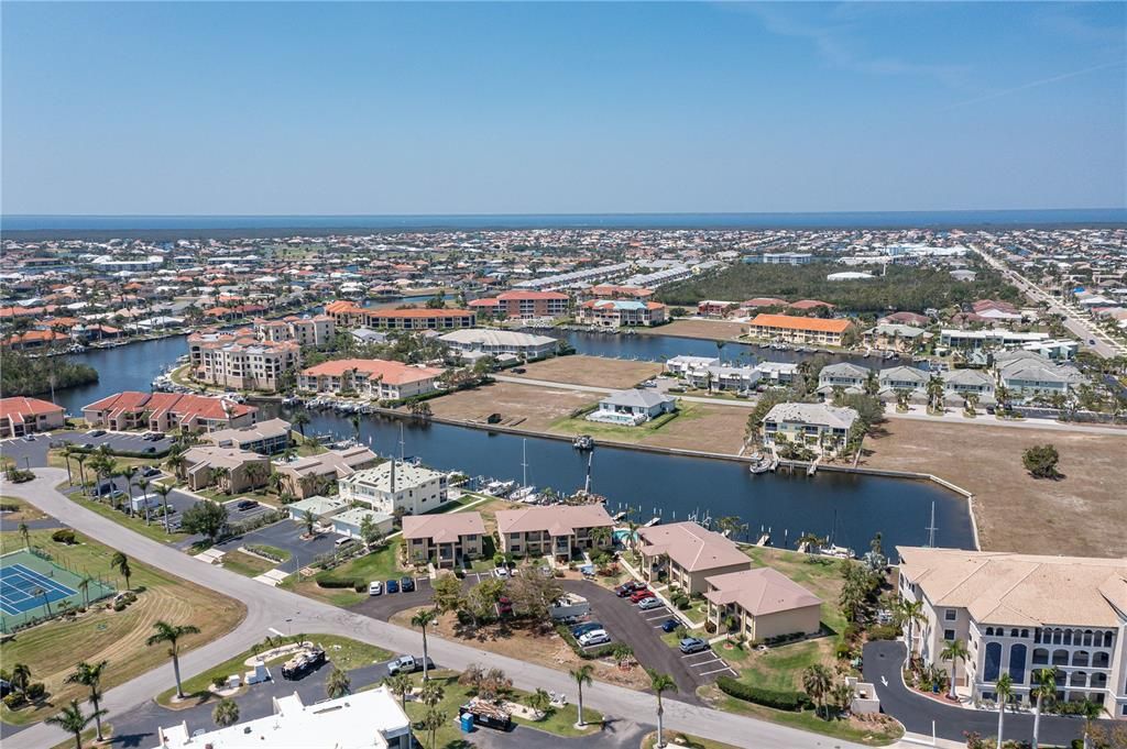 待售: $249,000 (2 贝兹, 1 浴室, 826 平方英尺)