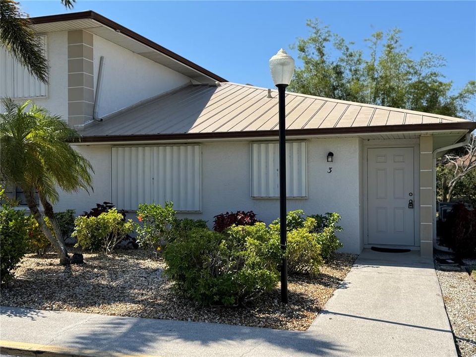 Active With Contract: $120,000 (2 beds, 2 baths, 884 Square Feet)