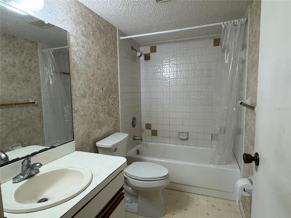 Active With Contract: $120,000 (2 beds, 2 baths, 884 Square Feet)