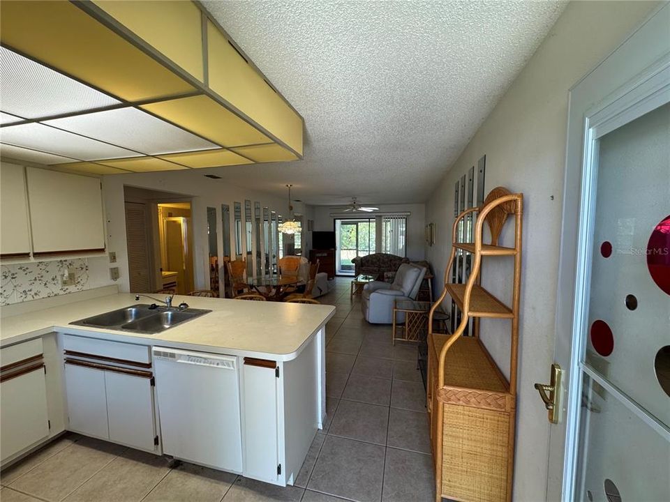 Active With Contract: $120,000 (2 beds, 2 baths, 884 Square Feet)