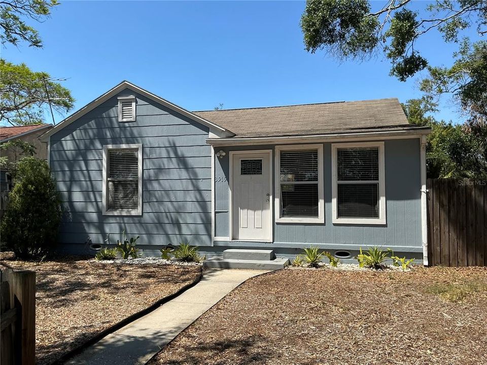 Recently Rented: $2,050 (2 beds, 1 baths, 900 Square Feet)