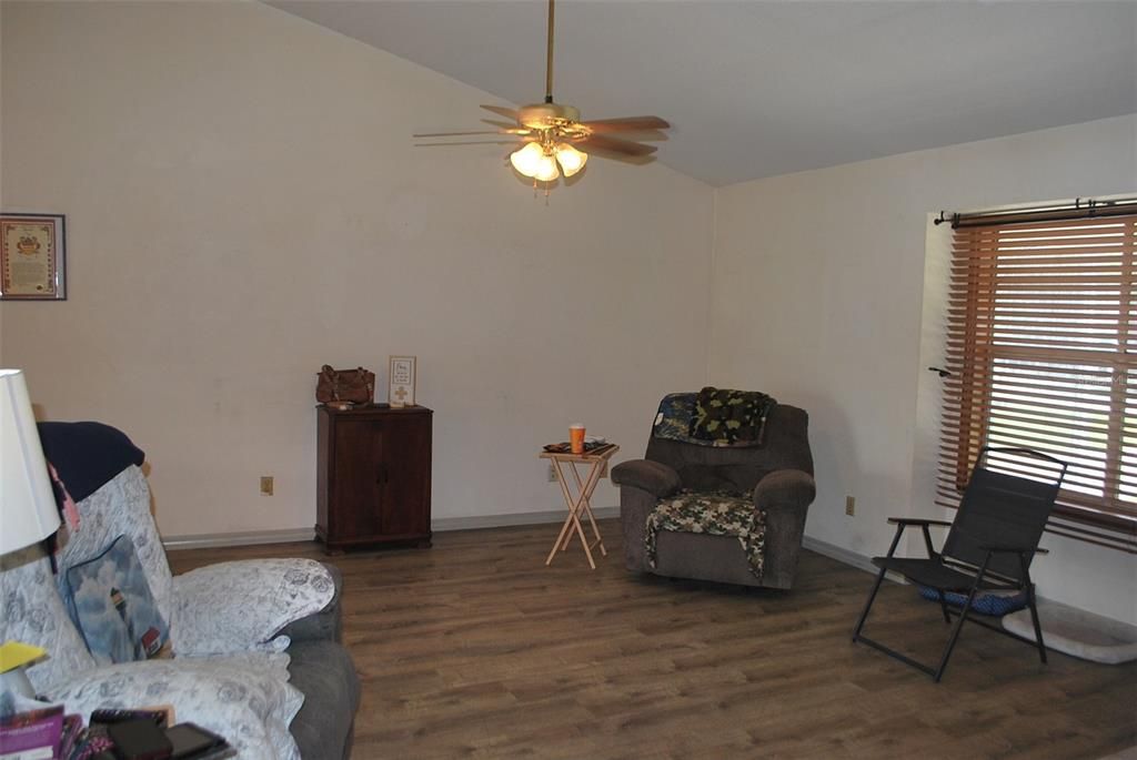 For Sale: $280,500 (3 beds, 2 baths, 1255 Square Feet)