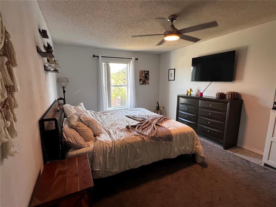 Activo con contrato: $330,000 (3 camas, 2 baños, 1424 Pies cuadrados)