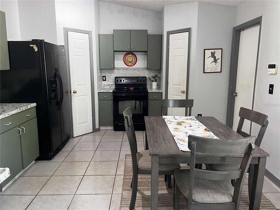 Activo con contrato: $330,000 (3 camas, 2 baños, 1424 Pies cuadrados)