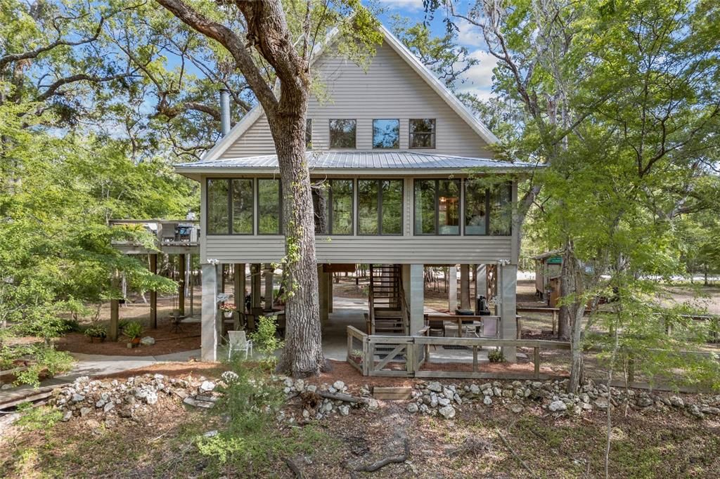 Vendido Recientemente: $699,000 (5 camas, 2 baños, 2500 Pies cuadrados)