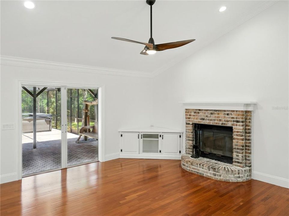 Под контрактом: $1,025,000 (4 спален, 3 ванн, 2942 Квадратных фут)