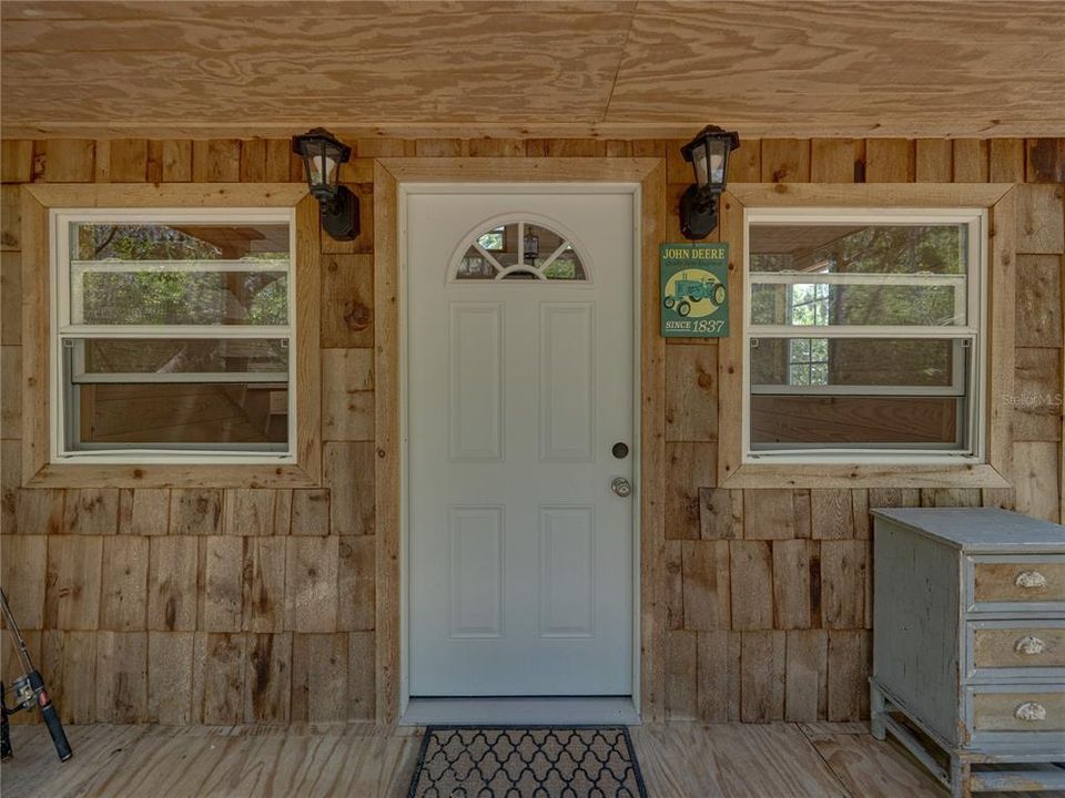 Под контрактом: $1,025,000 (4 спален, 3 ванн, 2942 Квадратных фут)