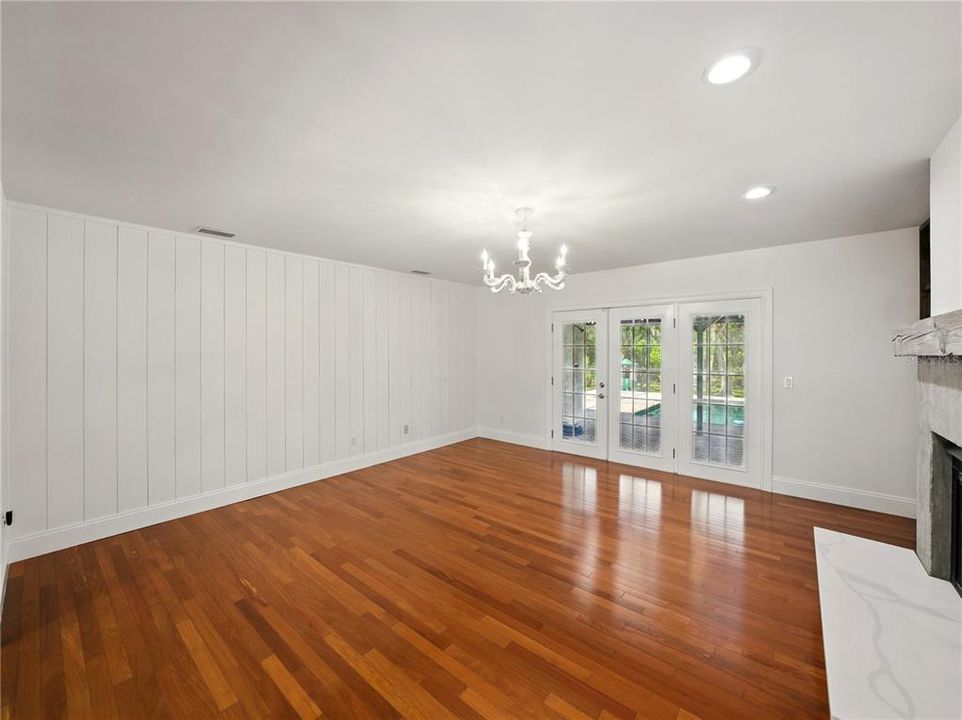 Под контрактом: $1,025,000 (4 спален, 3 ванн, 2942 Квадратных фут)