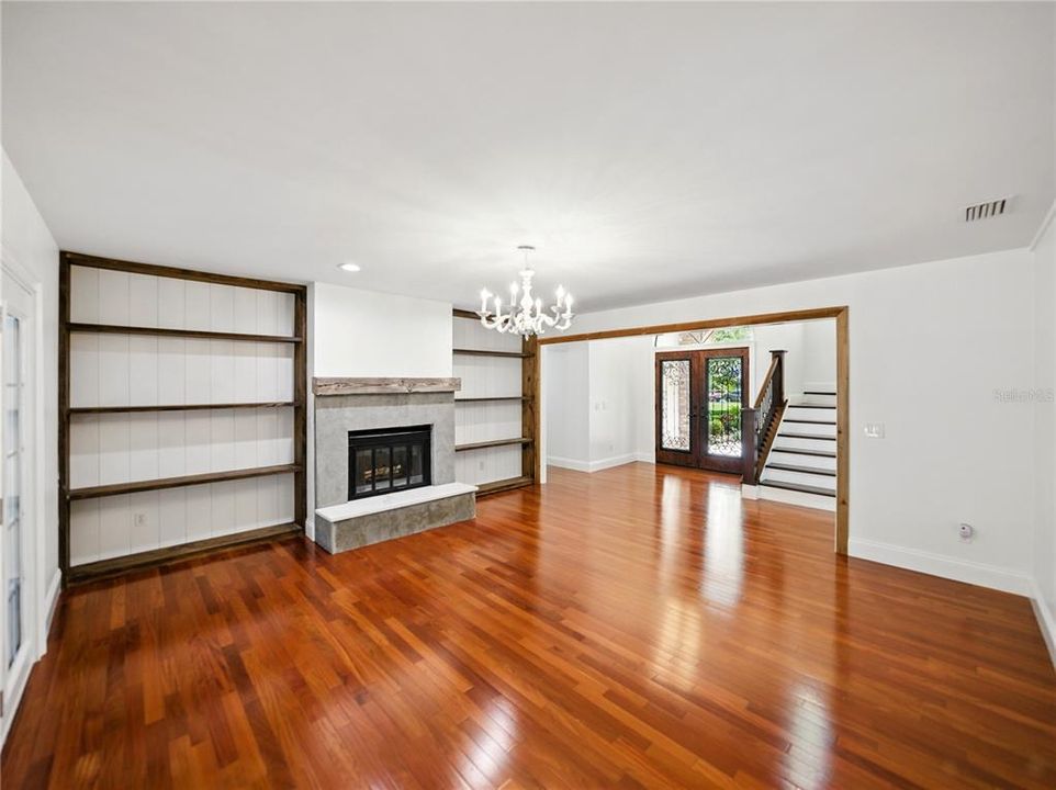 Под контрактом: $1,025,000 (4 спален, 3 ванн, 2942 Квадратных фут)