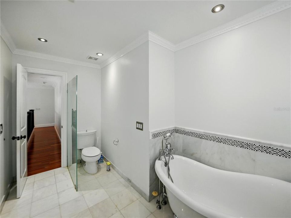 Под контрактом: $1,025,000 (4 спален, 3 ванн, 2942 Квадратных фут)