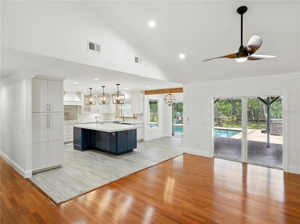 Под контрактом: $1,025,000 (4 спален, 3 ванн, 2942 Квадратных фут)