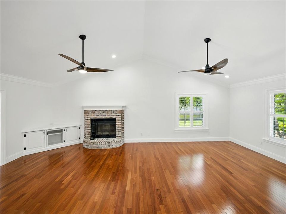 Под контрактом: $1,025,000 (4 спален, 3 ванн, 2942 Квадратных фут)