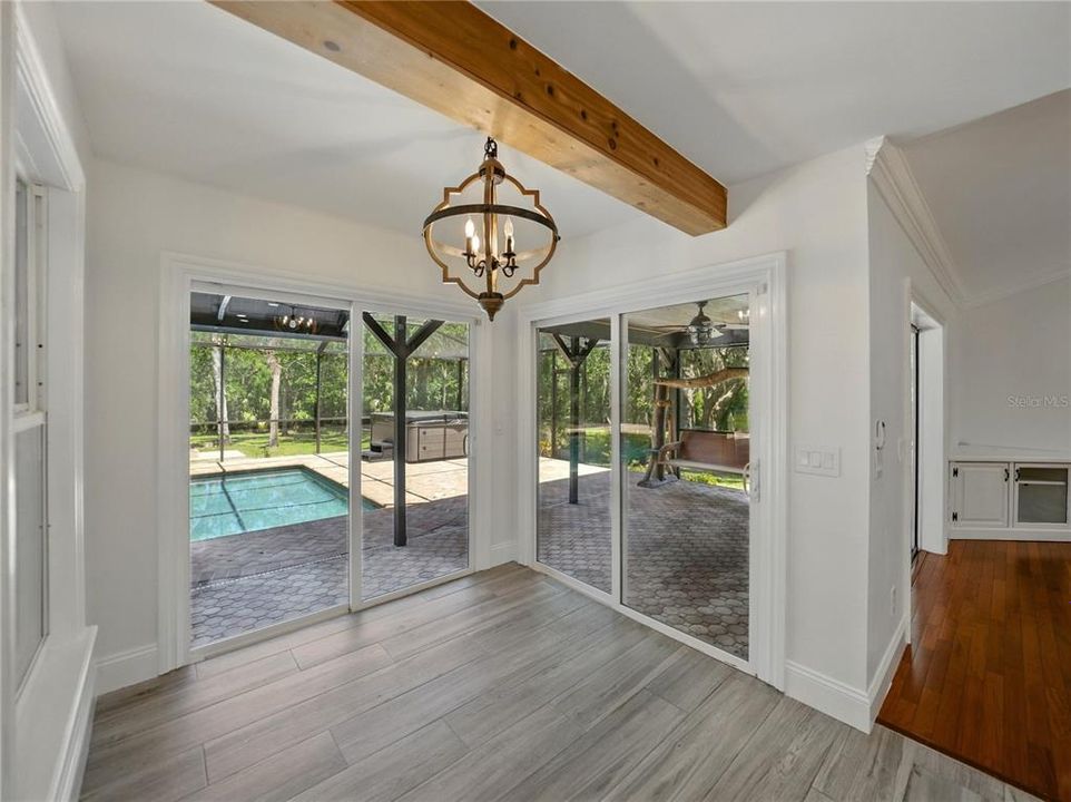 Под контрактом: $1,025,000 (4 спален, 3 ванн, 2942 Квадратных фут)