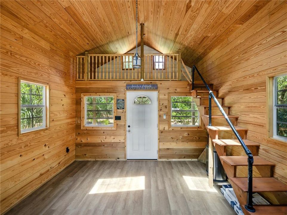 Под контрактом: $1,025,000 (4 спален, 3 ванн, 2942 Квадратных фут)