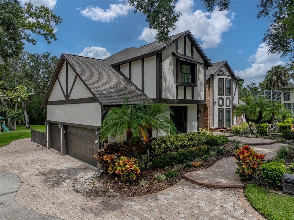 Под контрактом: $1,025,000 (4 спален, 3 ванн, 2942 Квадратных фут)