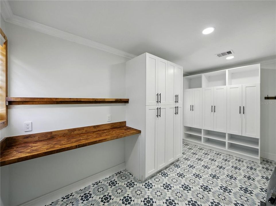 Под контрактом: $1,025,000 (4 спален, 3 ванн, 2942 Квадратных фут)