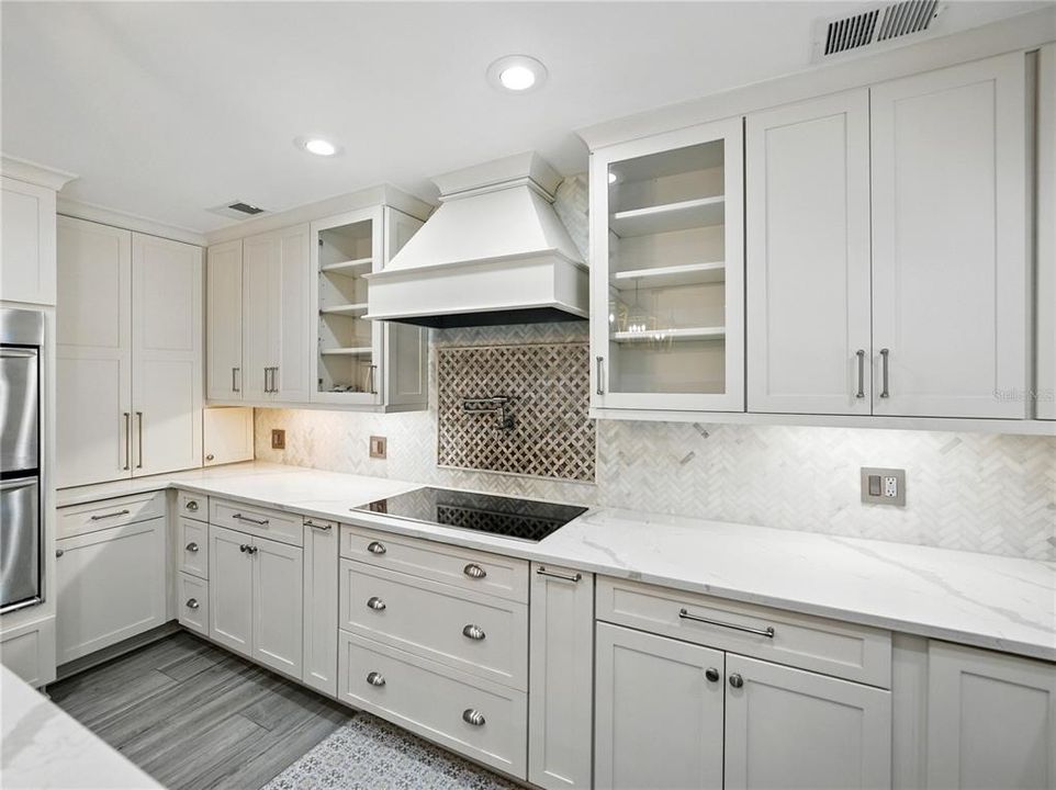 Под контрактом: $1,025,000 (4 спален, 3 ванн, 2942 Квадратных фут)