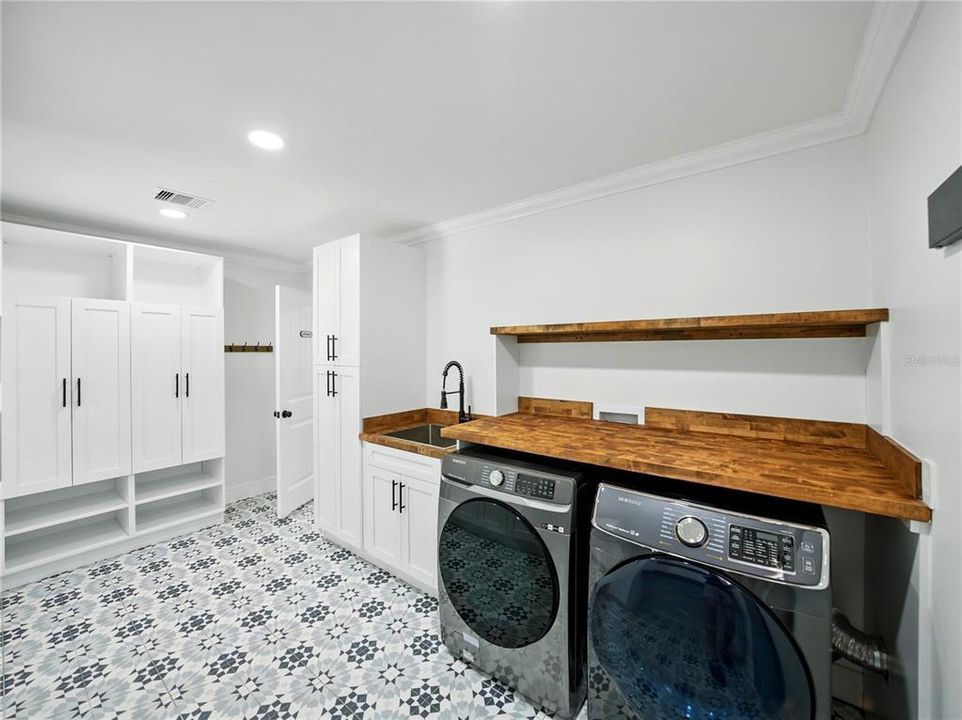 Под контрактом: $1,025,000 (4 спален, 3 ванн, 2942 Квадратных фут)