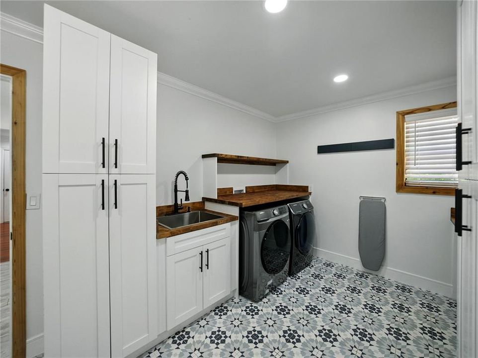 Под контрактом: $1,025,000 (4 спален, 3 ванн, 2942 Квадратных фут)