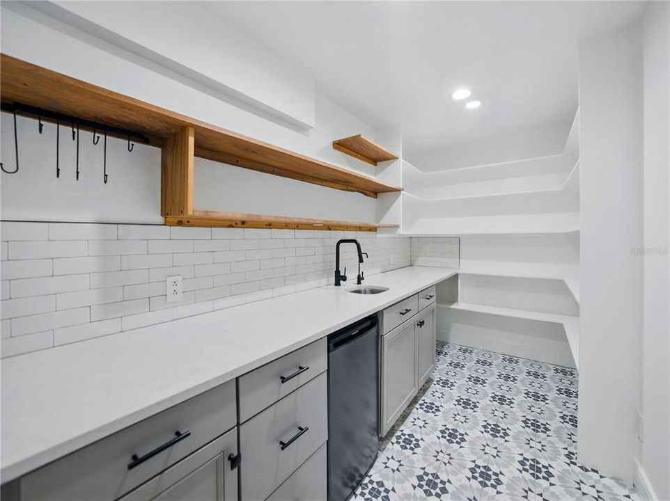 Под контрактом: $1,025,000 (4 спален, 3 ванн, 2942 Квадратных фут)