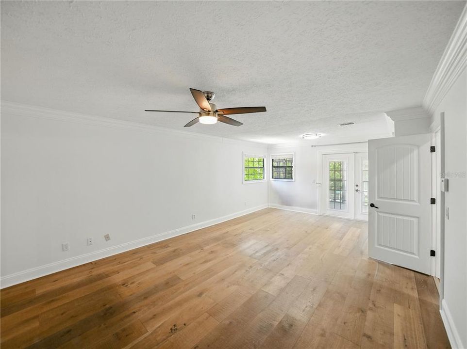 Под контрактом: $1,025,000 (4 спален, 3 ванн, 2942 Квадратных фут)