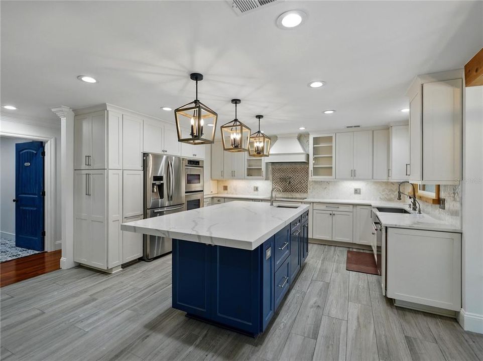 Под контрактом: $1,025,000 (4 спален, 3 ванн, 2942 Квадратных фут)