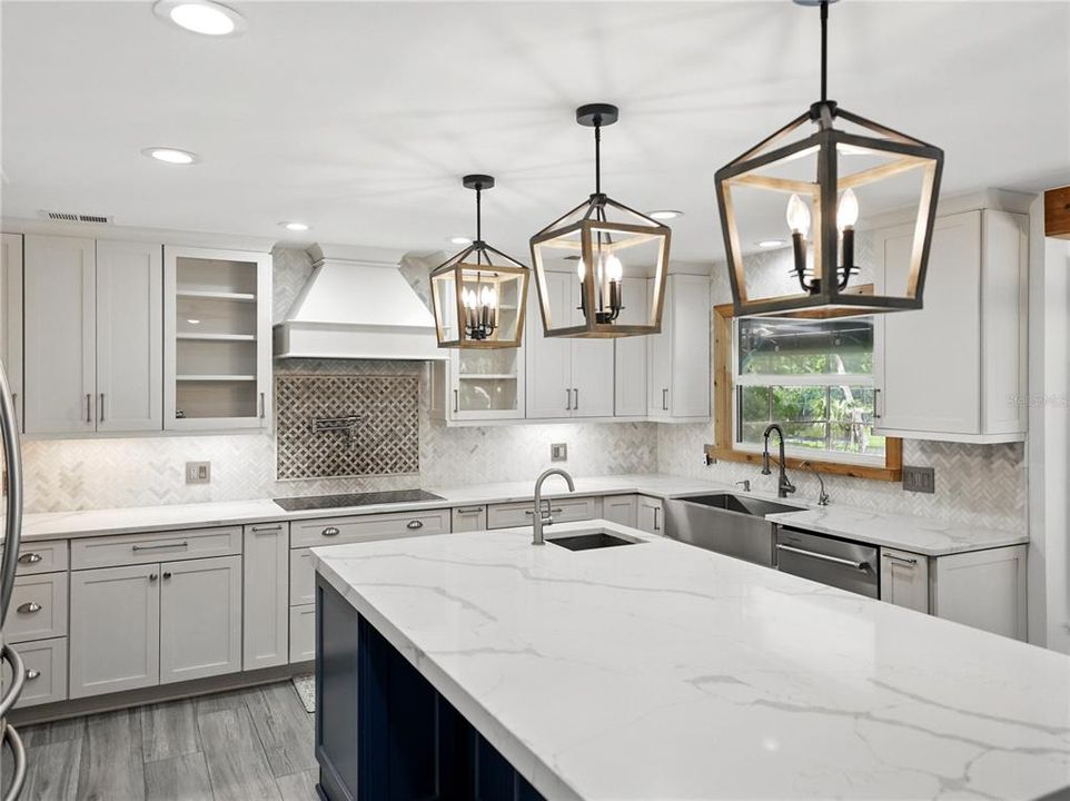 Под контрактом: $1,025,000 (4 спален, 3 ванн, 2942 Квадратных фут)