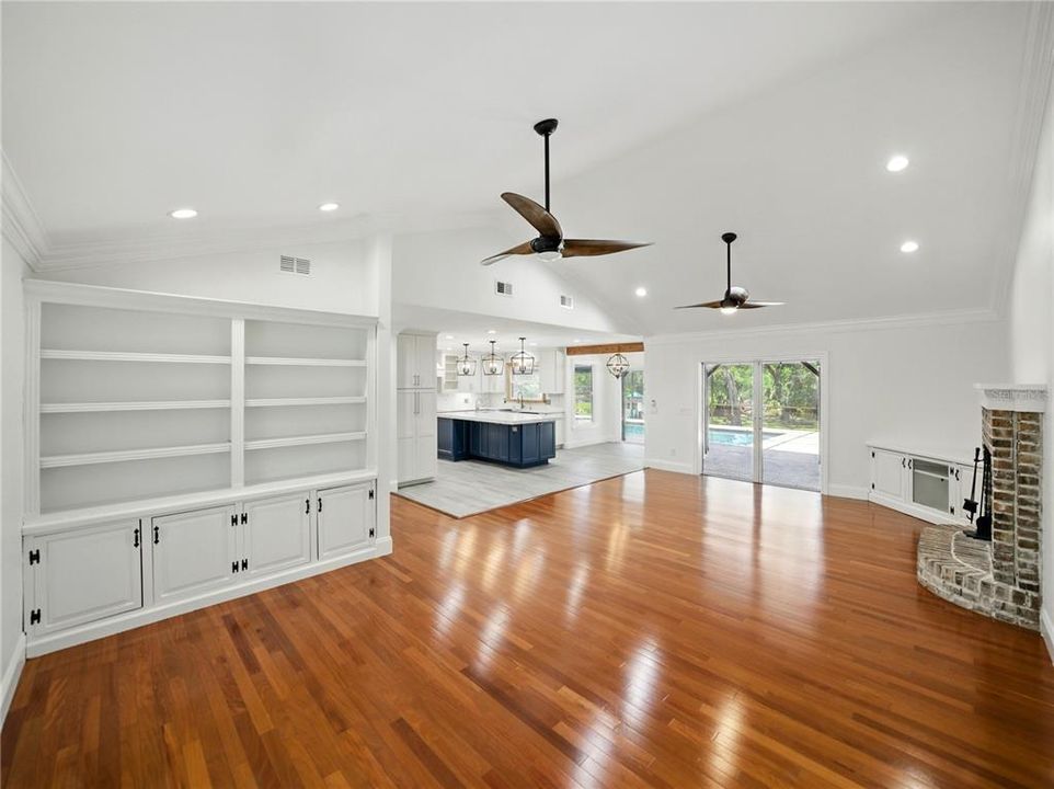 Под контрактом: $1,025,000 (4 спален, 3 ванн, 2942 Квадратных фут)