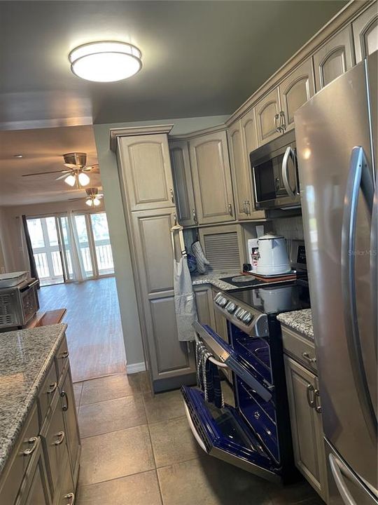 待售: $295,500 (2 贝兹, 2 浴室, 1077 平方英尺)