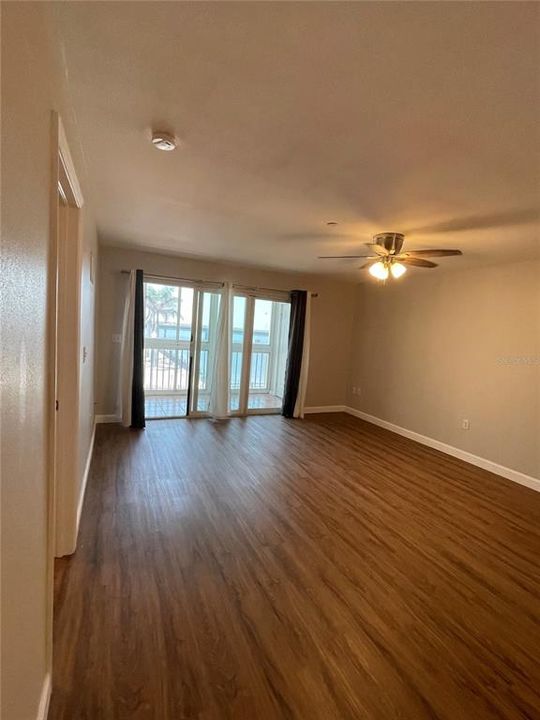 待售: $295,500 (2 贝兹, 2 浴室, 1077 平方英尺)