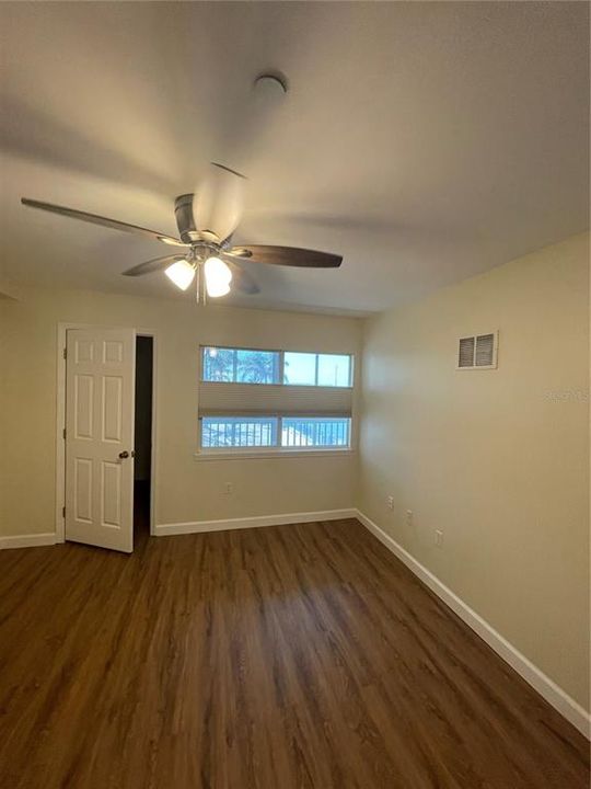 待售: $295,500 (2 贝兹, 2 浴室, 1077 平方英尺)