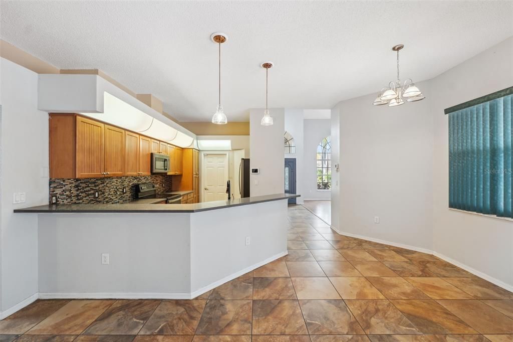 Activo con contrato: $415,000 (5 camas, 3 baños, 2238 Pies cuadrados)