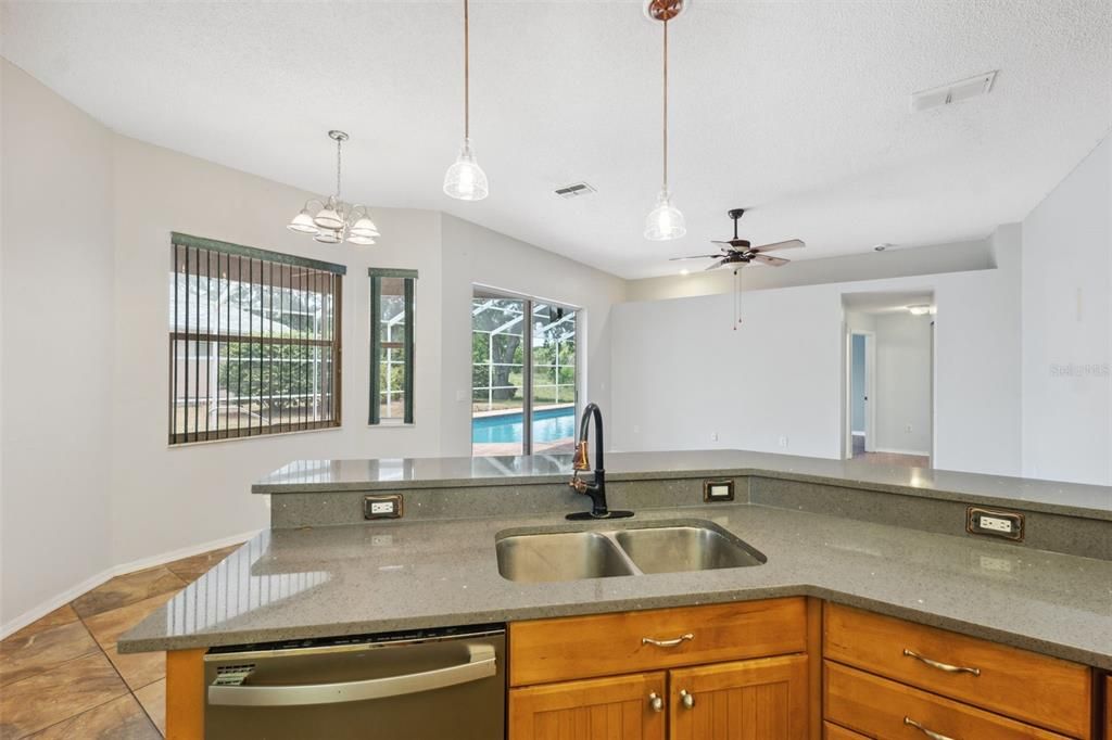 Activo con contrato: $415,000 (5 camas, 3 baños, 2238 Pies cuadrados)