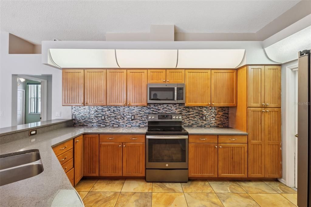 Activo con contrato: $415,000 (5 camas, 3 baños, 2238 Pies cuadrados)