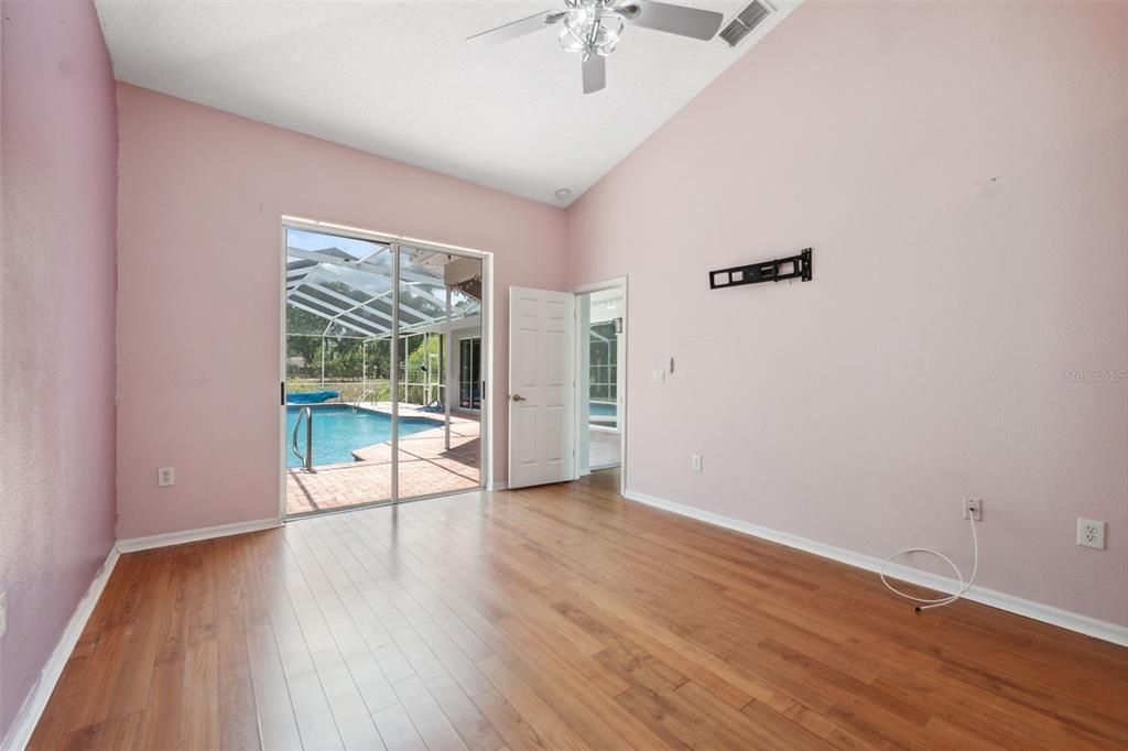 Activo con contrato: $415,000 (5 camas, 3 baños, 2238 Pies cuadrados)