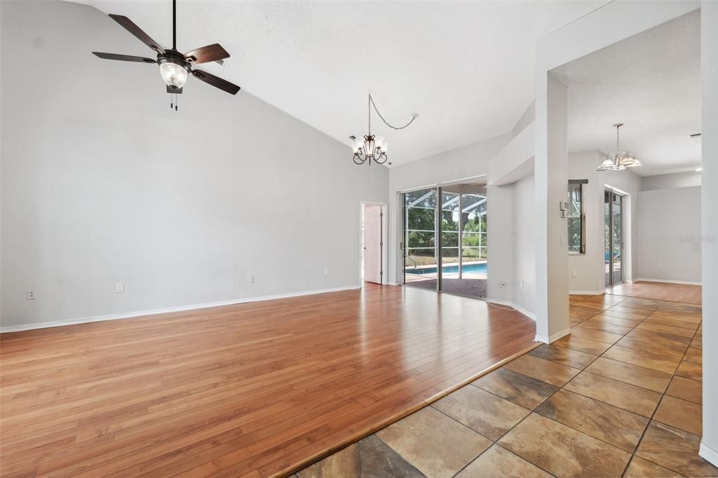 Activo con contrato: $415,000 (5 camas, 3 baños, 2238 Pies cuadrados)