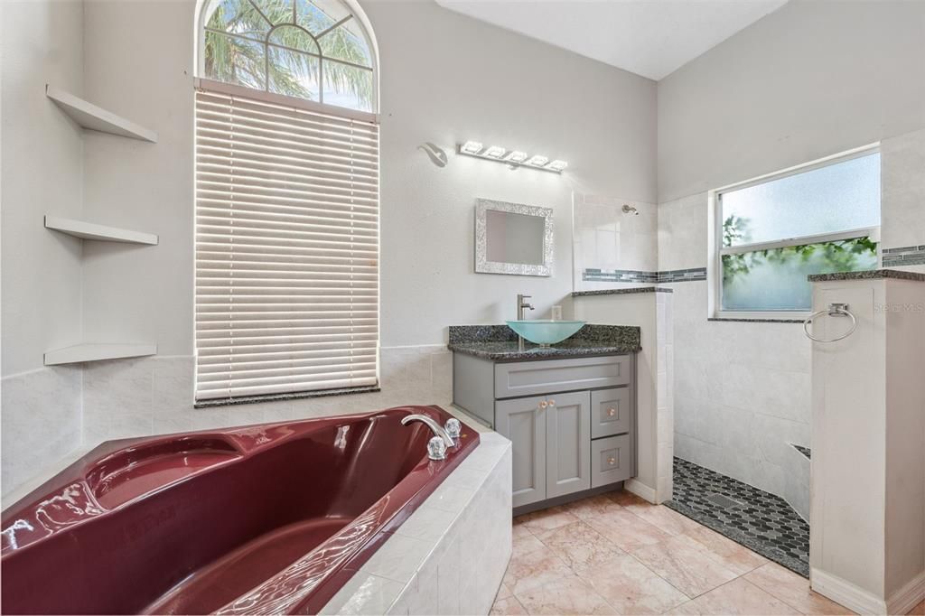 Activo con contrato: $415,000 (5 camas, 3 baños, 2238 Pies cuadrados)