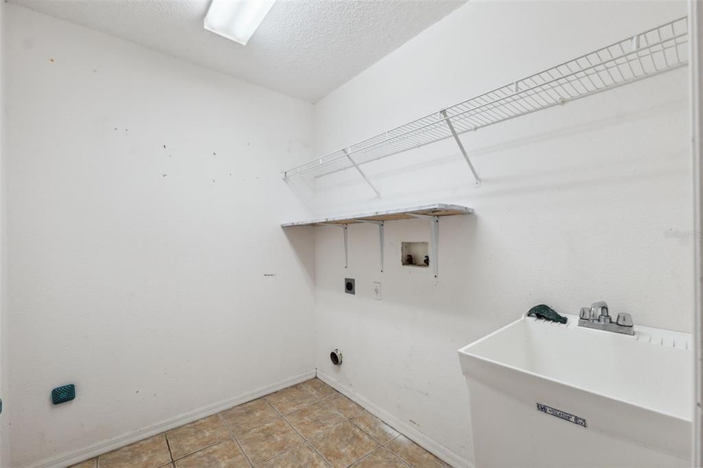 Activo con contrato: $415,000 (5 camas, 3 baños, 2238 Pies cuadrados)