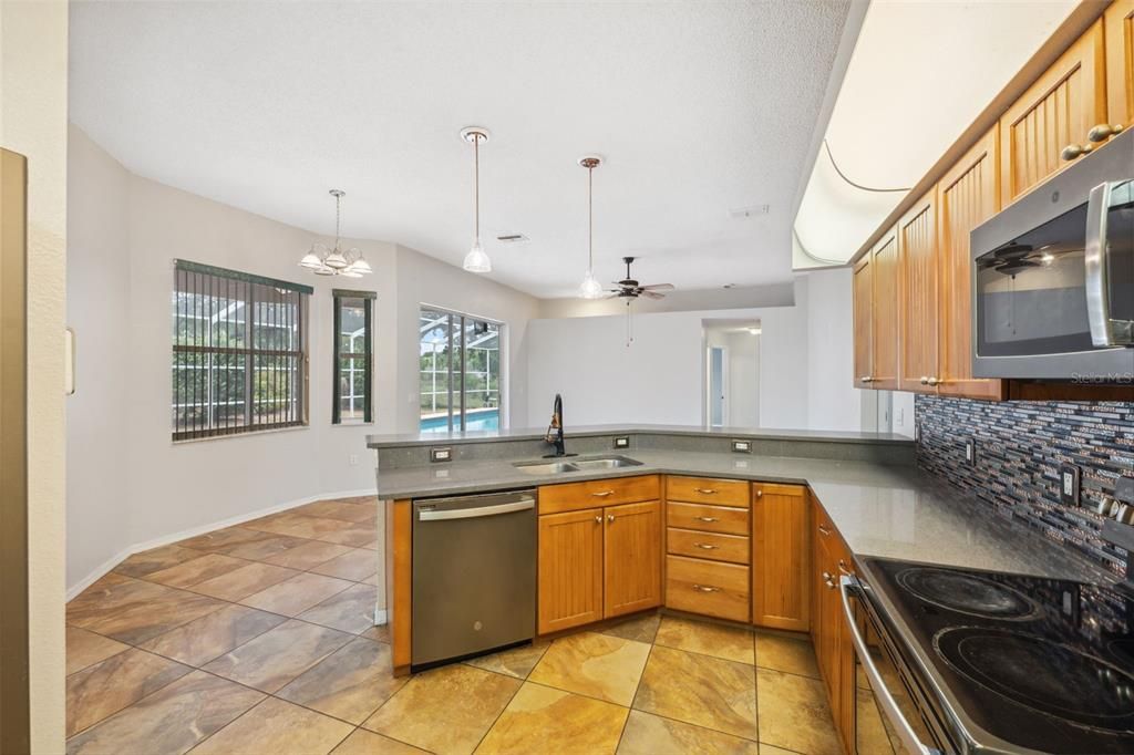 Activo con contrato: $415,000 (5 camas, 3 baños, 2238 Pies cuadrados)