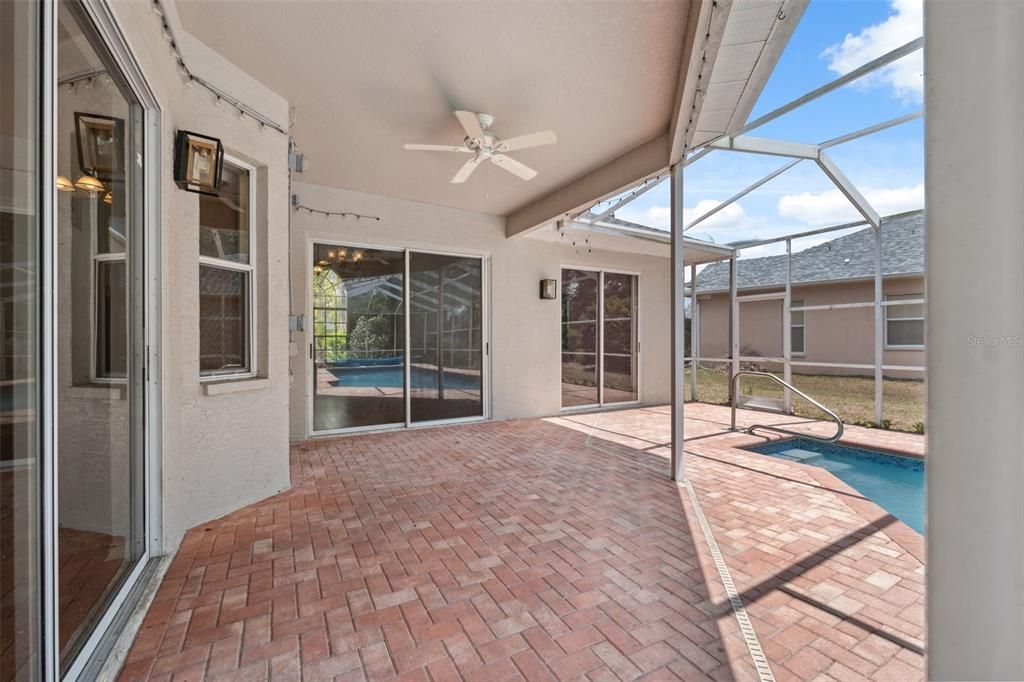 Activo con contrato: $415,000 (5 camas, 3 baños, 2238 Pies cuadrados)