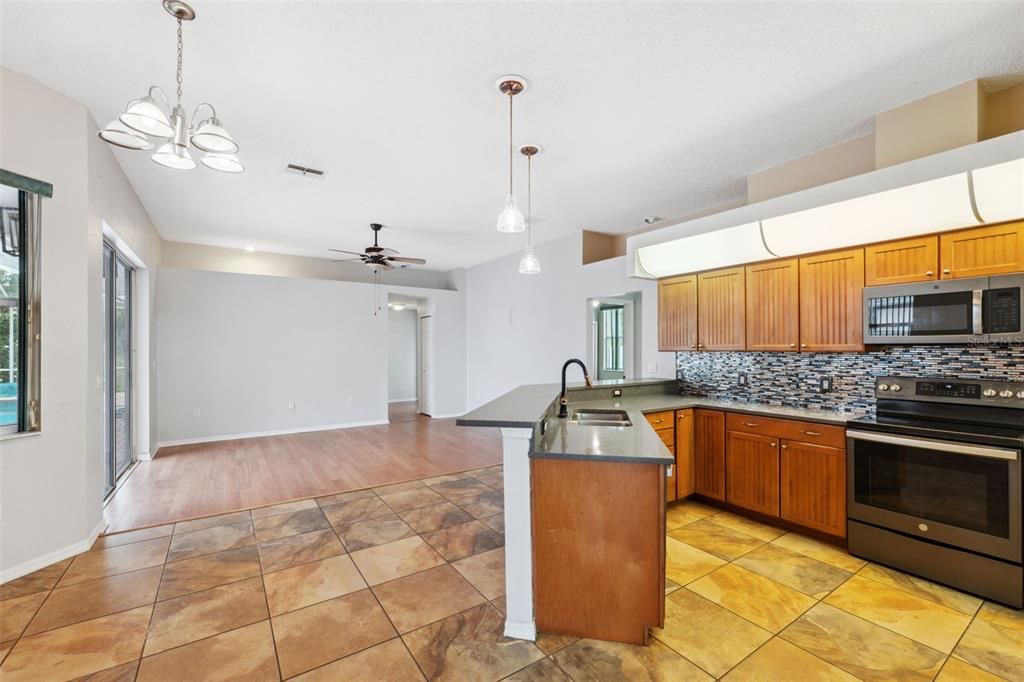 Activo con contrato: $415,000 (5 camas, 3 baños, 2238 Pies cuadrados)